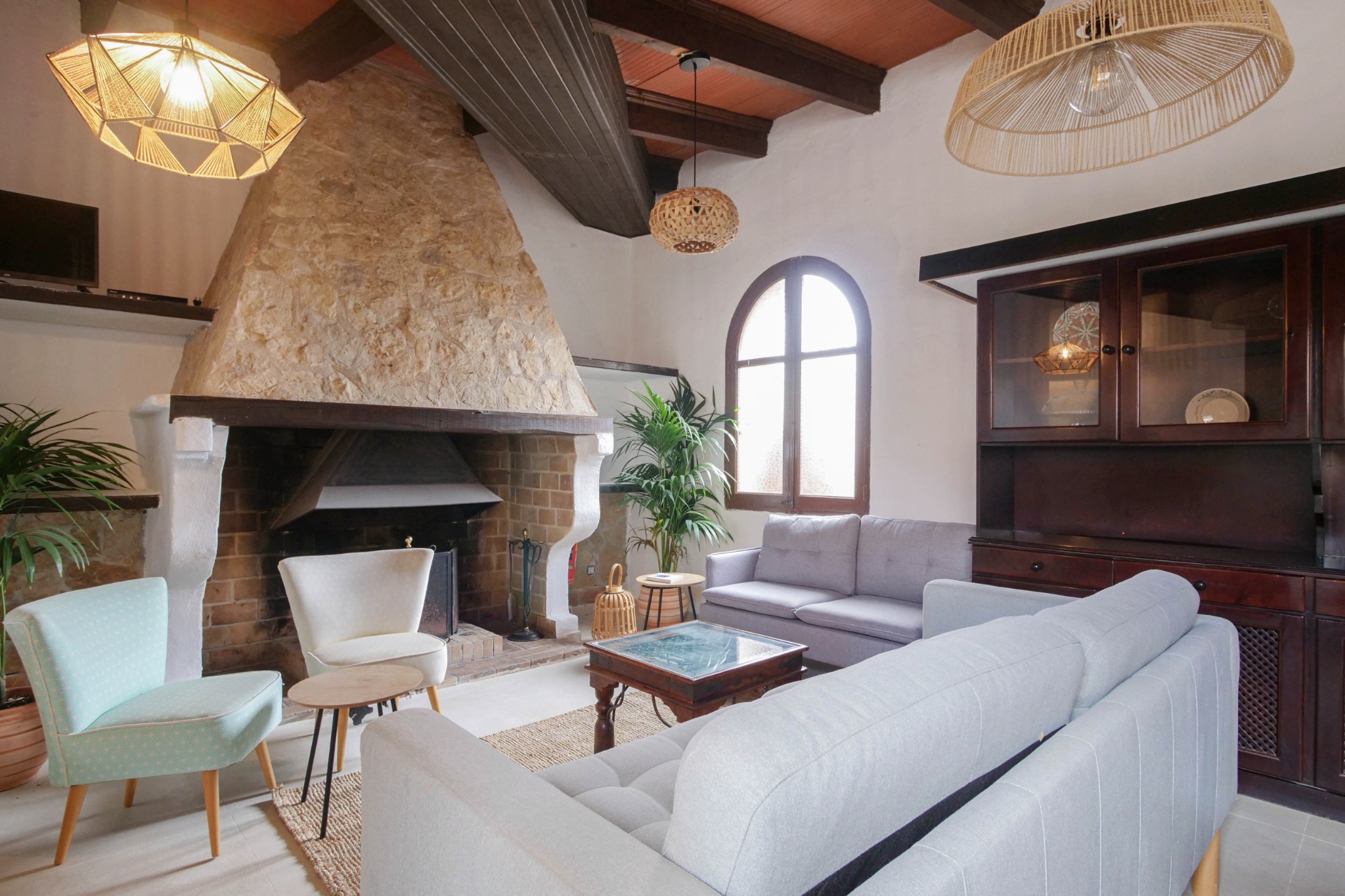 Gemütlicher Salon mit Kamin bei Zenara Mallorca